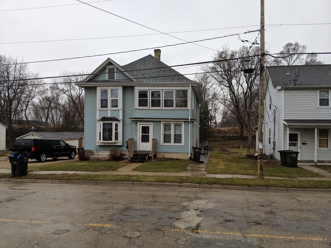 522 S Academy St, Stoughton, WI 53589 Apartments in Stoughton, WI