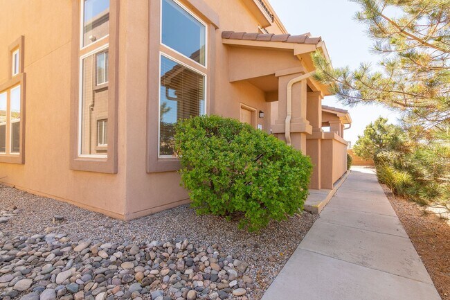 Foto del edificio - End Unit Townhouse Available Now!