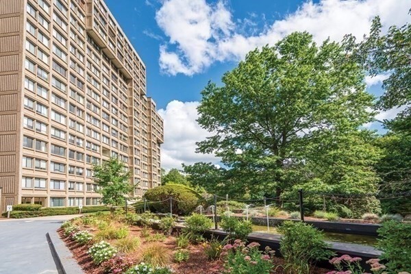 Primary Photo - 250 Hammond Pond Pkwy
