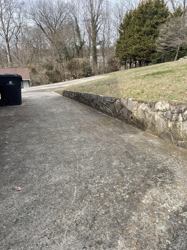 Building Photo - 312 N Chilhowee Dr