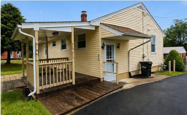 Foto del edificio - 321 Sharon Ln