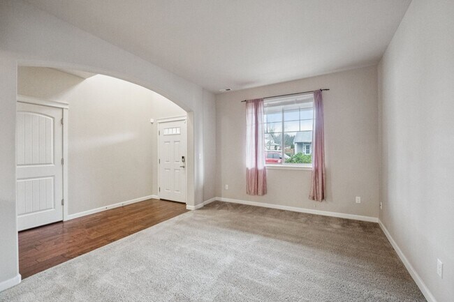 Foto del edificio - Well maintained 4-Bedroom 2.5 bath Graham home w/ Multiple Living Areas