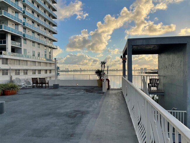 Foto del edificio - 677 NE 24th St