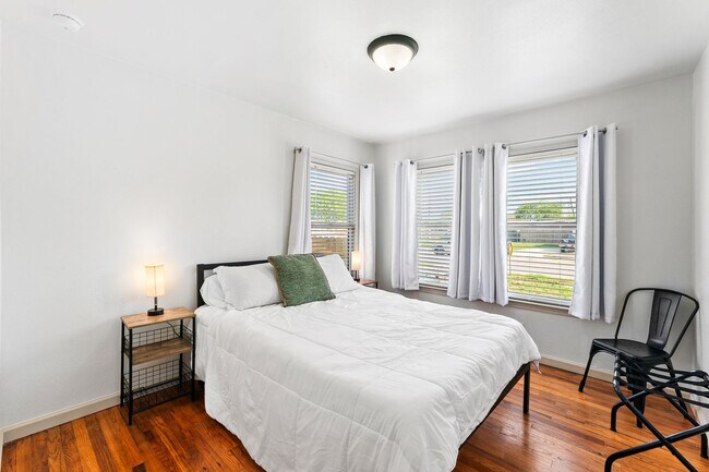 Foto del edificio - 406 Robert Dr