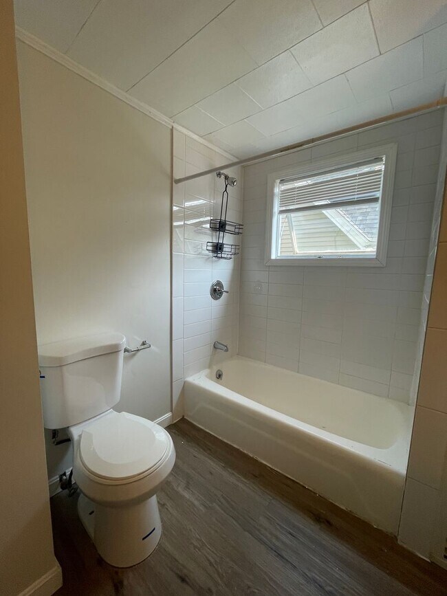 Building Photo - 4 Bedroom Single Family House minutes from...