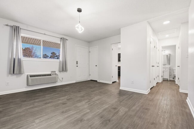 Building Photo - 2be / 1ba Cute Apartment - Open to Undergrads - IMMEDIATE MOVE-IN