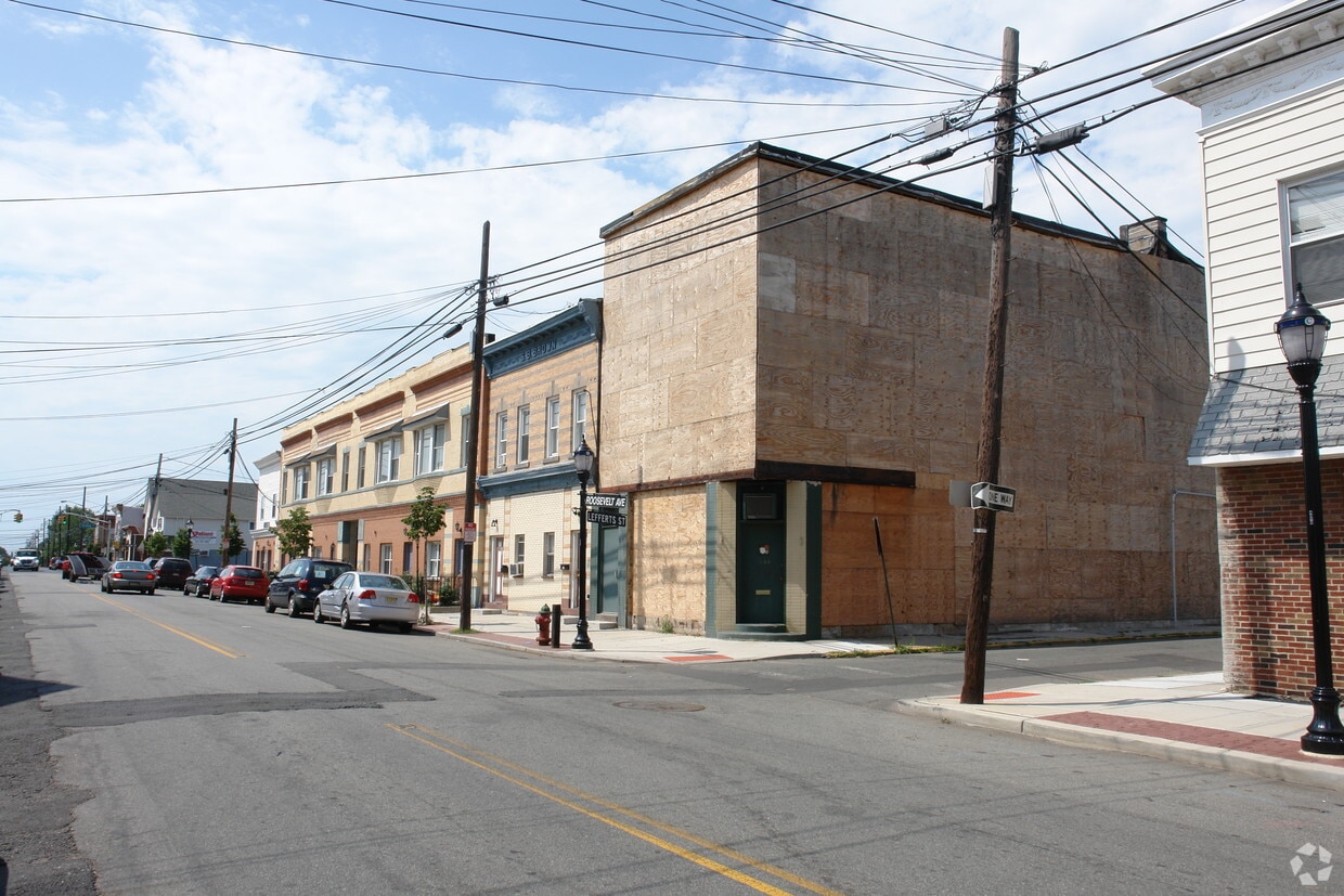 Building Photo - 562-566 Roosevelt Ave