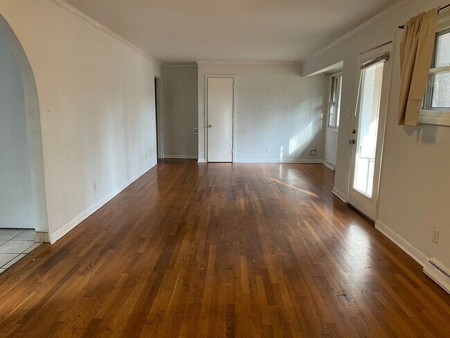 Building Photo - Large Duplex home with giant deck, parking...