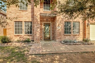 Building Photo - 320 S Mesa Verde Way
