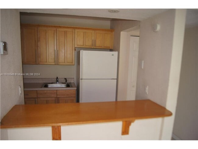 Building Photo - 1090 NE 129th St