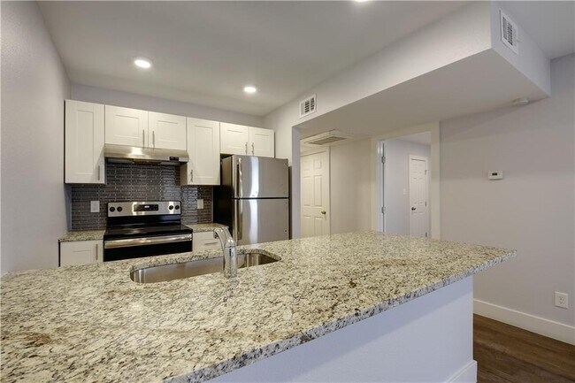 Building Photo - 909 Reinli St