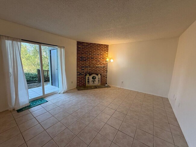Building Photo - 2 Bedroom 2 Bathroom Sits Right on the Sho...