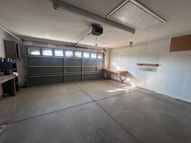 Building Photo - SW Visalia Home coming soon!!