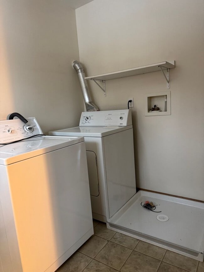 Building Photo - 2 bedroom 1 bath second floor unit