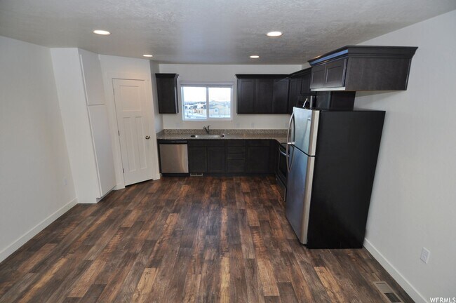 Foto del edificio - Gorgeous 3-Story Townhomes in Payton's Qua...