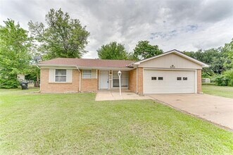 Building Photo - 1411 Skyline Dr