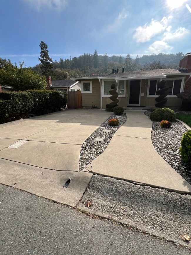 Building Photo - 3701 Mosswood Dr