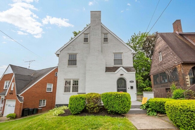 Foto del edificio - Stunning 5 bedroom home in McKeesport available July 1!