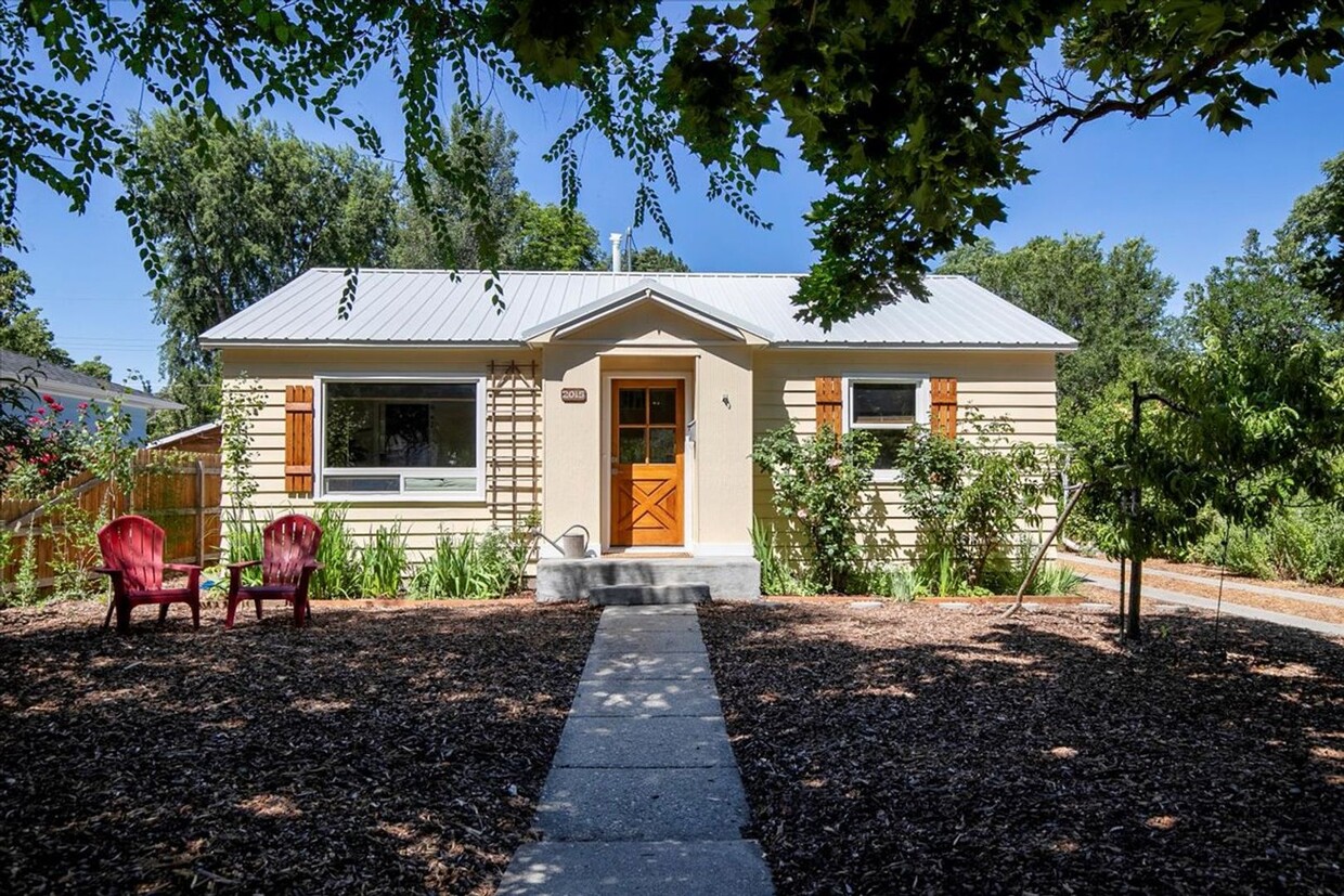 Primary Photo - 2 Bedroom Cottage in the North End with to...