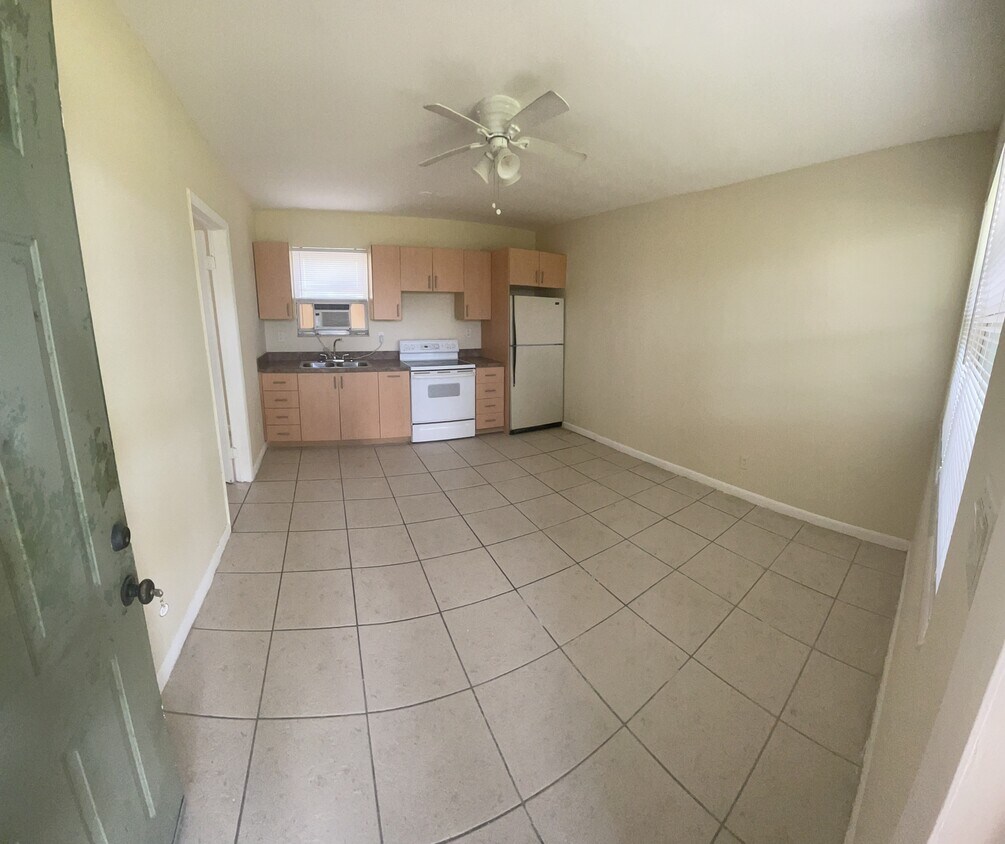 living room/kitchen - 5461 Ravenswood Rd