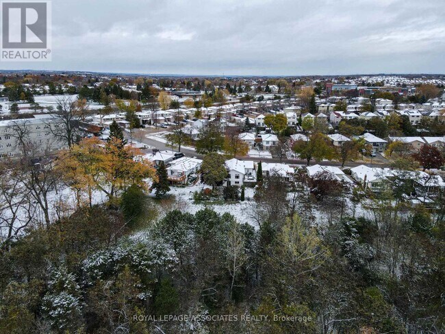 Building Photo - 692 Down Crescent