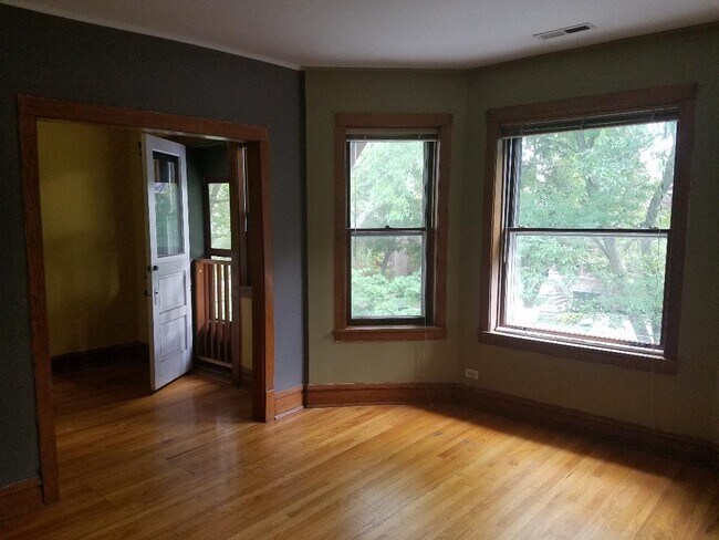 Building Photo - 2730 W Sunnyside Ave