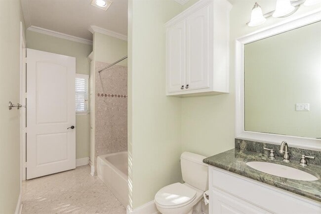 Building Photo - 1004 Drake Dr