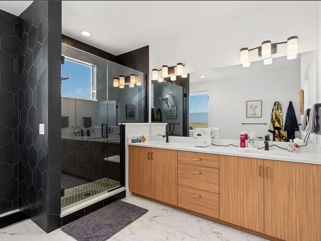 Foto del edificio - 4 Bedroom Single Family in Aurora