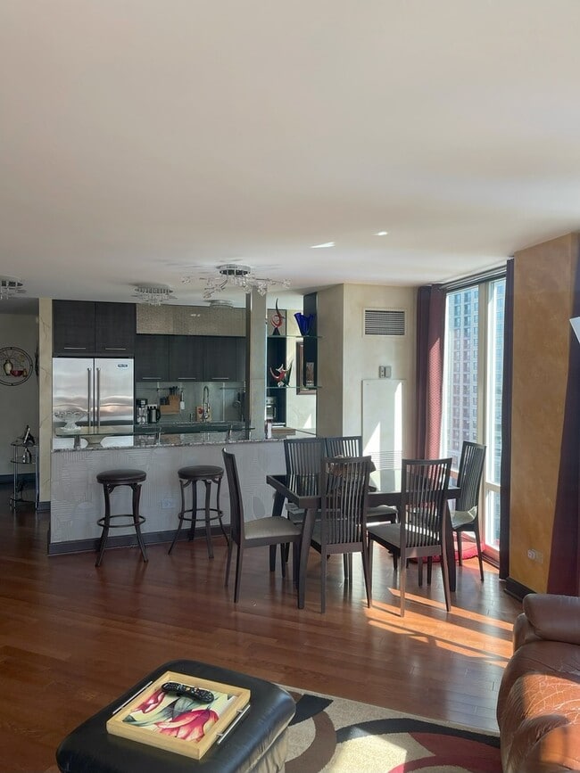 Building Photo - 345 N La Salle Dr