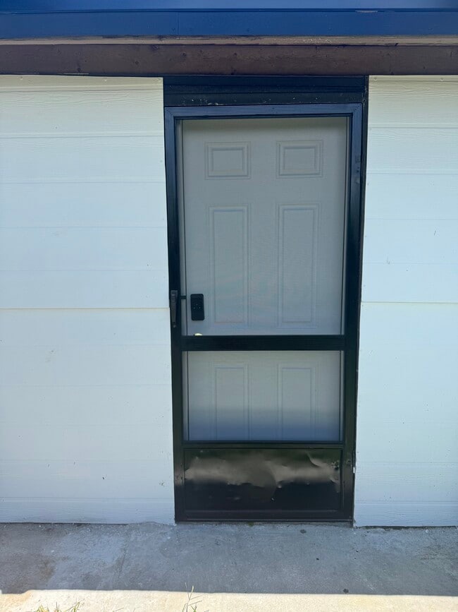 Building Photo - 1721 Manor Dr