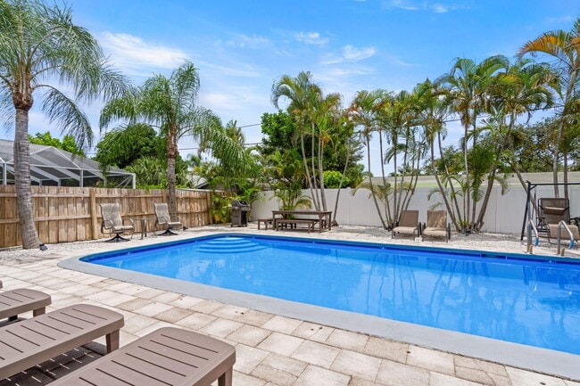 Building Photo - 19165 SE Homewood Ave