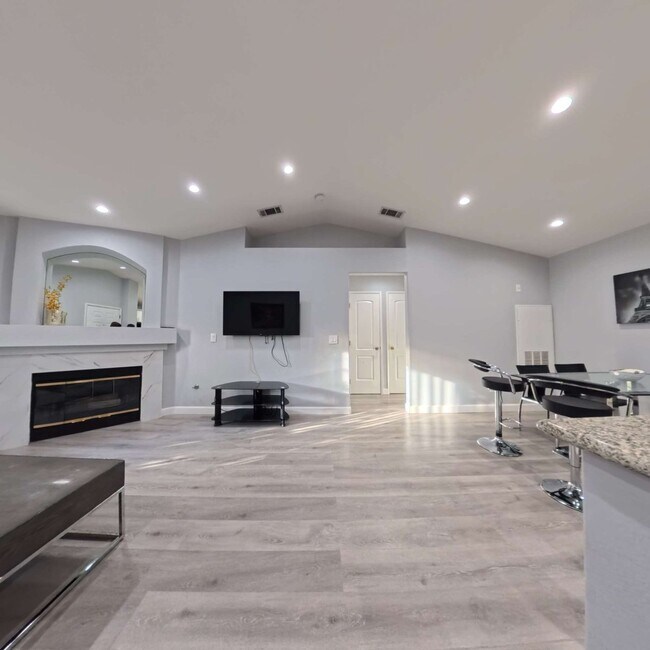 Foto del edificio - Highly Remodeled | 2nd Floor | Vaulted Ceilings