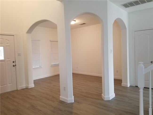 Building Photo - 1327 Solitaire