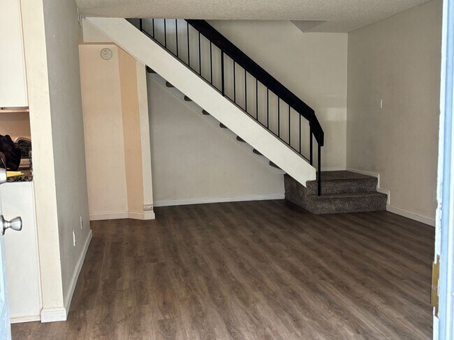Foto del edificio - Auburn Green's  2 bedroon 1 1/2 bathroom