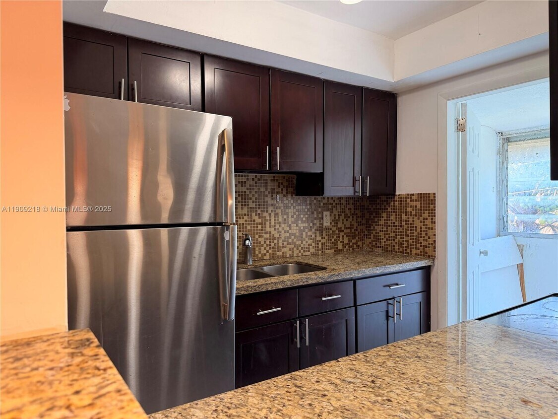 Foto principal - 20490 NW 7th Ave