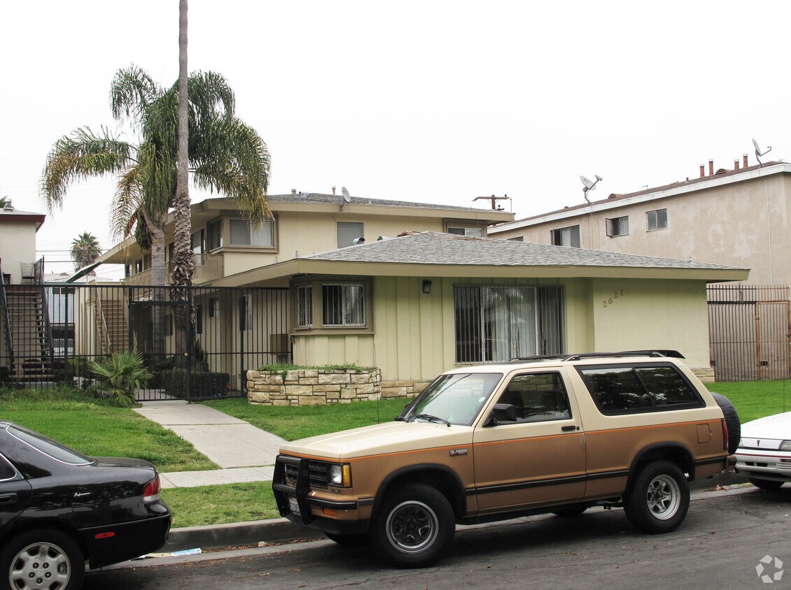 Foto principal - 2621 W Rosecrans Ave