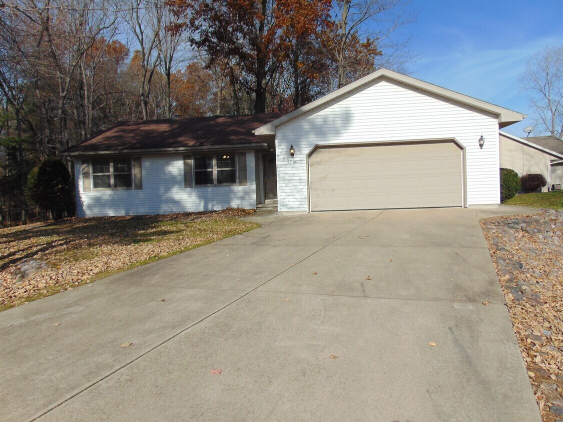 1720 Ives Ln, Suamico, WI 54173 House Rental in Suamico, WI