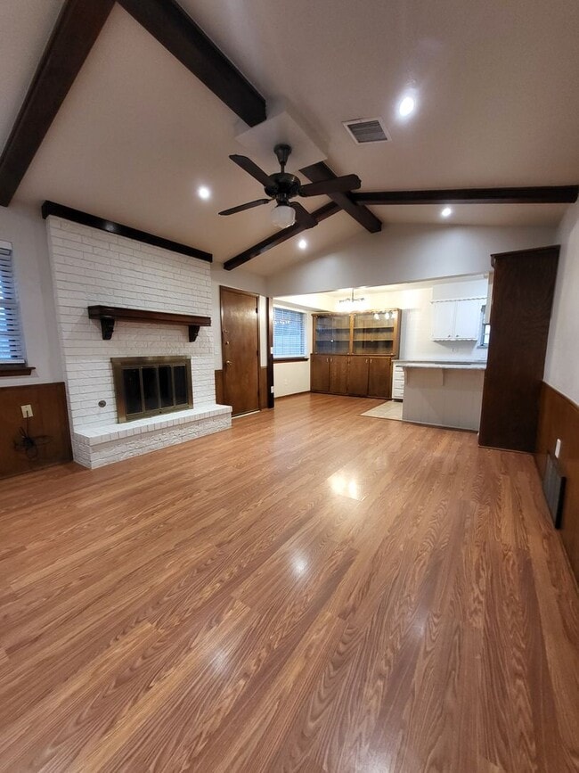 Foto del edificio - (3) Bed/(2) Bath in Southern Hills w/ (2) Living Areas and Storm Shelter!