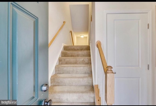 Foto del edificio - 2 br, 2 bath Townhome - 5618 Virginia Lane