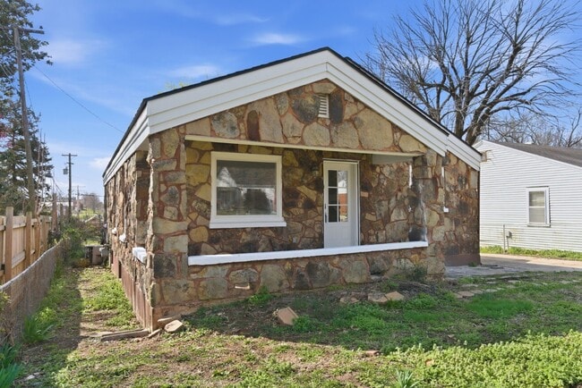 Building Photo - 1440 E Locust St