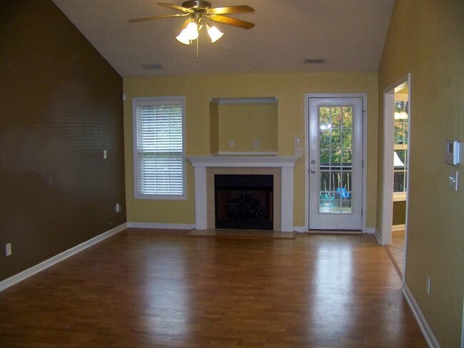 Foto del edificio - 4bed/2bath with fenced yard
