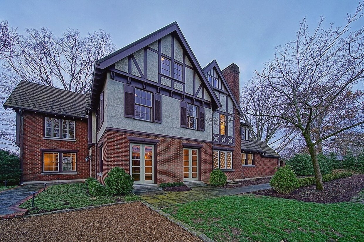 Stunning Tudor-style 4BR/3.5BA home in a prime, unbeatable location! - Stunning Tudor-style 4BR/3.5BA home in a prime, unbeatable location!