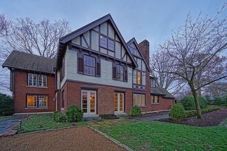 Building Photo - 3944 Woodlawn Dr