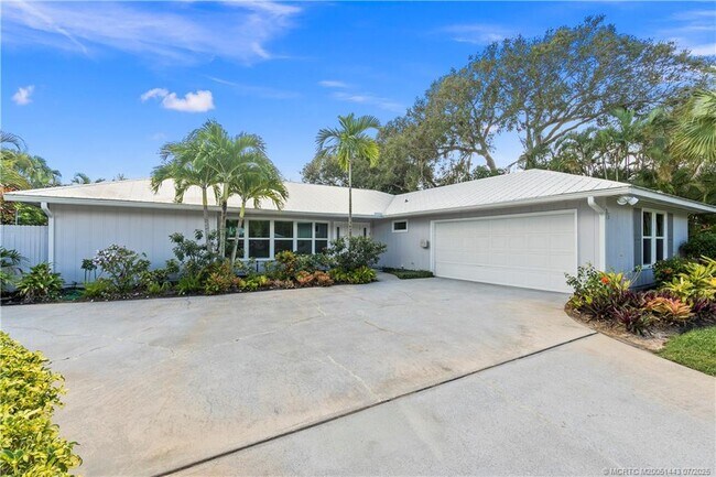 Building Photo - 7 Riverview Dr