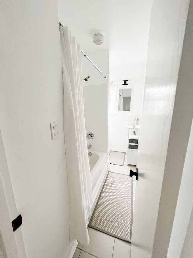 Foto del edificio - 2 Units Available for Rent Today!