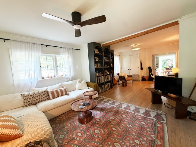 Sala de estar recientemente renovada - 324 Maple Ave