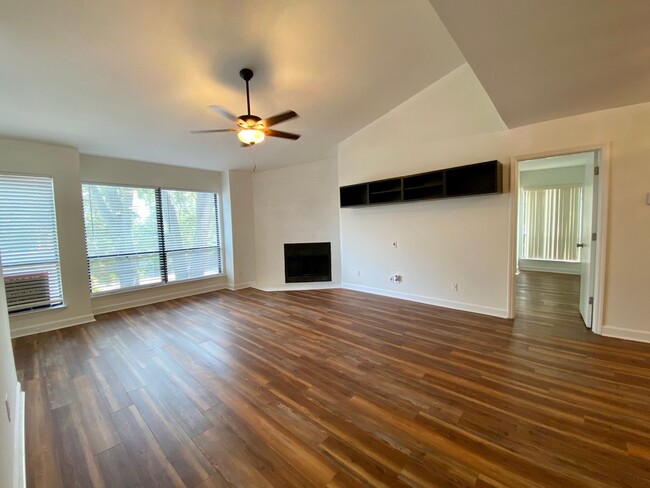 Building Photo - Lovely Two Bedroom Condo in Charlotte!