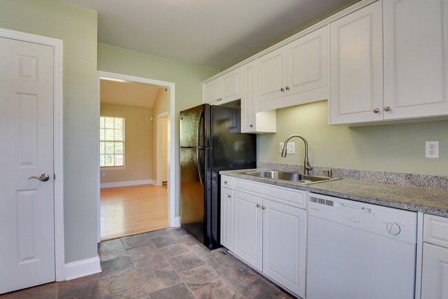 Building Photo - Beautiful Three Bedroom w/Garage