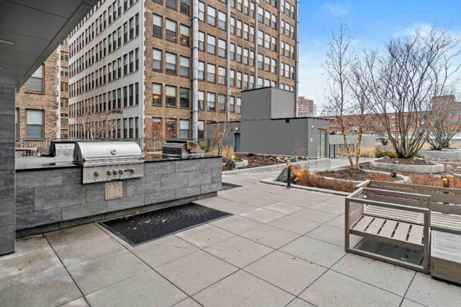Building Photo - 757 S Clark St