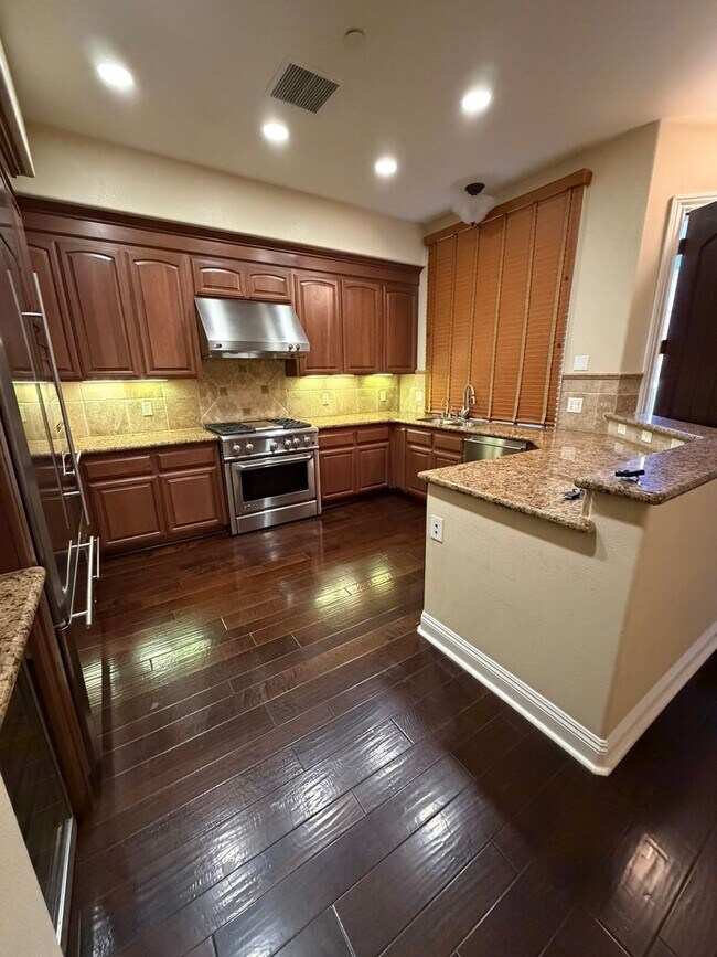 Building Photo - Beautiful Pavilions Condo!